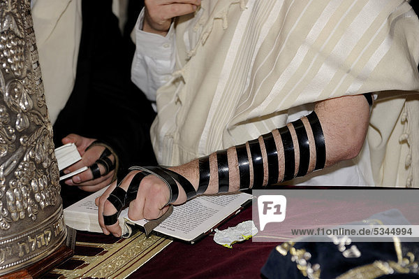 Bar Mitzwa Eintritt In Das Judische Erwachsenenleben Gebetsriemen An Einem Jugendlichen Unterirdische Teil Der Klagemauer Altstadt Arabisches Viertel Jerusalem Israel Vorderasien