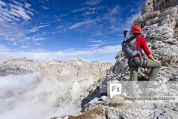 Kletterer beim Aufstieg zur Gran Cir über dem Klettersteig oberhalb vom Grödnerjoch  Dolomiten  hinten das Langental und der Steviakletterstieg  Südtirol  Italien  Europa
