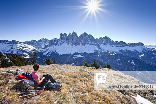 Bergsteigerin beim Herrensteig und auf den Kofelwiesen im Villnösstal  hinten die Geislerspitzen  Südtirol  Italien  Europa