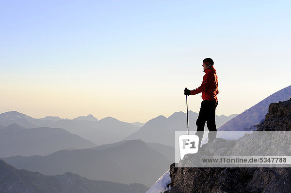 Bergsteiger an Felsgrat mit Alpengipfeln  Reutte  Tirol  Außerfern  Österreich  Europa
