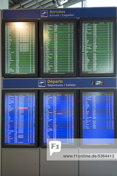 Monitore mit Ankunfts- und Abflugszeiten am Saint ExupÈry Flughafen  Lyon  Frankreich  Europa