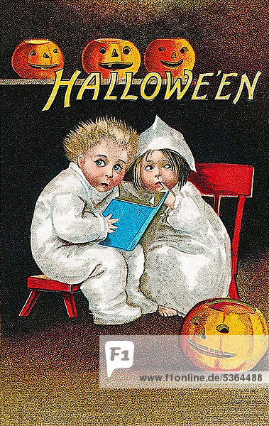 Kinder sitzen verängstigt auf Stühlen  lesen ein Buch  Kürbisse  Halloween  Illustration
