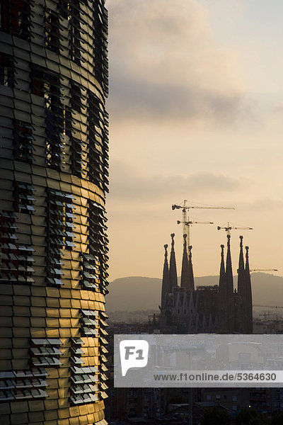 Wolkenkratzer Torre Agbar und Basilika Sagrada Familia  UNESCO Weltkulturerbe  Barcelona  Katalonien  Spanien  Europa