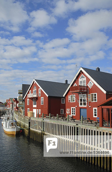 Europa Wolke Himmel über Gebäude Boot weiß Norwegen blau angeln rot Lofoten typisch nordland