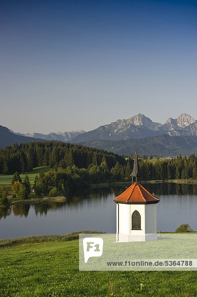 Kapelle am Hegratsriedersee bei Füssen  Allgäu  Bayern  Deutschland  Europa