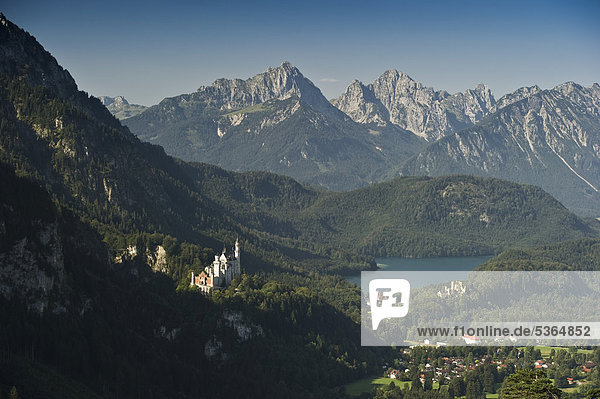 Schloss Neuschwanstein und Alpsee  bei Füssen  Allgäu  Bayern  Deutschland  Europa