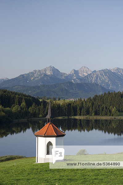 Kapelle am Hegratsrieder See  bei Füssen  Allgäu  Bayern  Deutschland  Europa