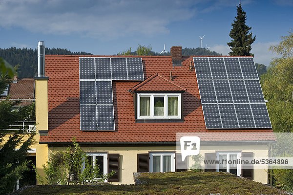 Dach Europa Wohnhaus Sonnenenergie Gras Baden-Württemberg Deutschland