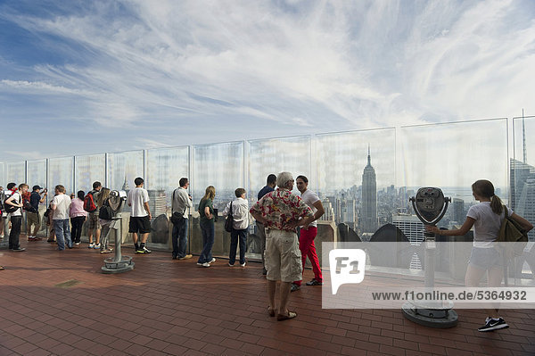 Menschen auf der Aussichtsterrasse des Rockefeller Center  Manhattan  New York  USA