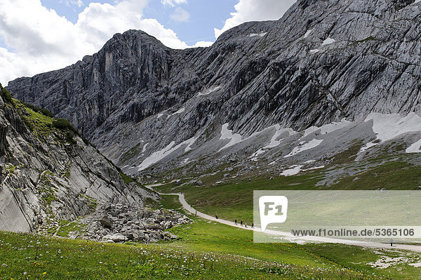 Auf dem Gipfel-Erlebnisweg der Alpspitzbahn Garmisch-Partenkirchen Wettersteingebirge Oberbayern Bayern Deutschland Europa