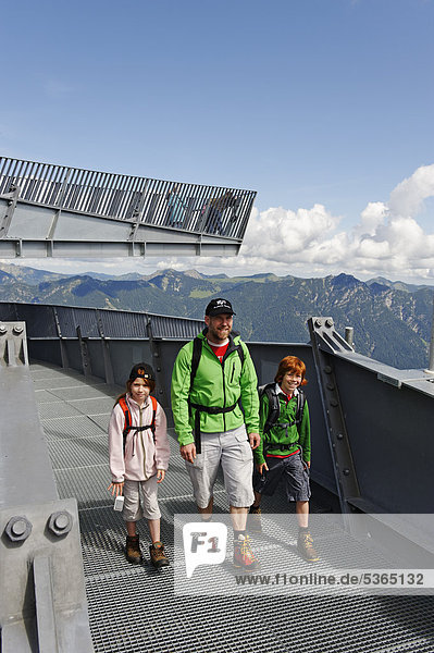 Vater und Kinder an der AlpspiX Aussichtsplattform an der Alpspitzbahn  Bergstation  Garmisch-Partenkirchen  Wettersteingebirge  Oberbayern  Bayern  Deutschland  Europa
