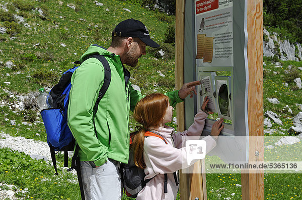 Vater und Tochter auf dem Gipfel-Erlebnisweg der Alpspitzbahn  Garmisch-Partenkirchen  Wettersteingebirge  Oberbayern  Bayern  Deutschland  Europa