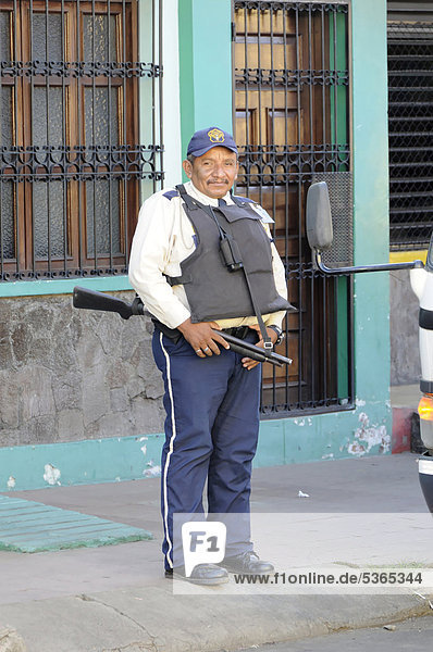 Sicherheitsangestellter  bewaffneter Wachmann vor einer Bank  Nicaragua  Zentralamerika