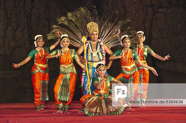 Tänzer bei einer Darbietung auf dem alljährlichen Tanzfestival in Mamallapuram  auch Mahabalipuram  Tamil Nadu  Indien  Asien
