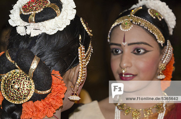 Tänzerinnen bei einer Darbietung auf dem alljährlichen Tanzfestival in Mamallapuram  auch Mahabalipuram  Tamil Nadu  Indien  Asien