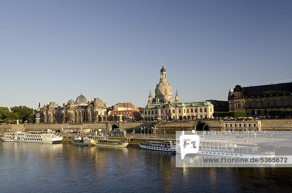 Brühlsche Terrasse und Frauenkirche von der Marienbrücke aus gesehen  Dresden  Sachsen  Deutschland  Europa