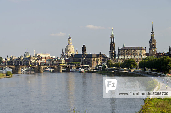 Altstadt an der Elbe  von der Marienbrücke aus  Dresden  Sachsen  Deutschland  Europa