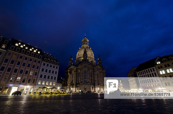 Wiederaufgebaute Frauenkirche bei Nacht  vom Neumarkt aus gesehen  Dresden  Sachsen  Deutschland  Europa