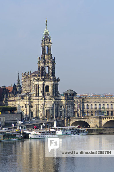 Katholische Hofkirche von der Carolabrücke aus über die Elbe gesehen  Dresden  Sachsen  Deutschland  Europa