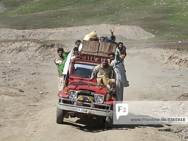 Überladener Jeep nach der Überquerung des Babusar Passes auf dem Weg nach Chillas  Nordwestliche Grenzprovinz  Pakistan  Südasien  Asien