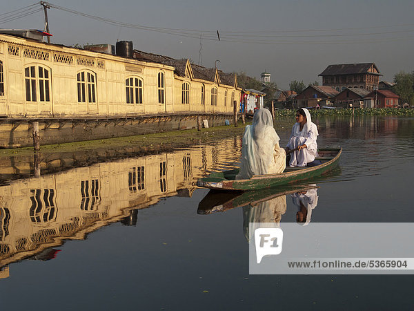Traditionelles Shikara-Boot auf dem Dal-See  Srinaga  Jammu und Kashmir  Indien  Asien