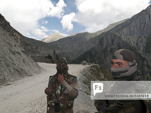 Soldaten kontrollieren die Straße am Zoji La Pass zwischen Srinagar und dem umkämpften Kargil  Jammu und Kashmir  Indien  Asien