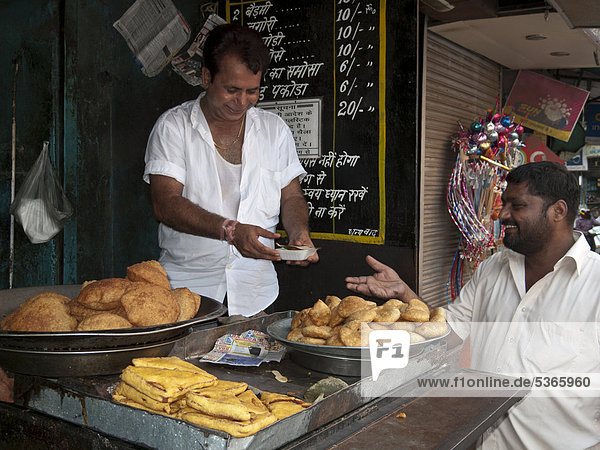 Leckere Snacks werden in den Straßen von Old Delhi verkauft  Indien  Asien