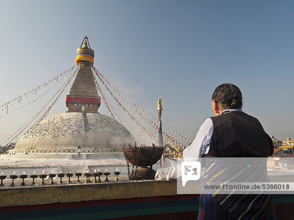 Alte Frau bei einer religiösen Zeremonie vor dem Bodnath-Stupa  Bodnath  auch Boudnath  Kathmandu  Nepal  Südasien