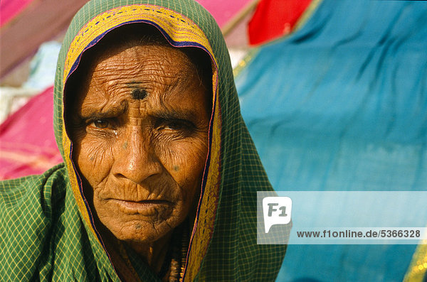 Alte Frau Porträt besonders für alte Menschen ist Varanasi ein wichtiger Wallfahrtsort Varanasi Uttar Pradesh Indien Asien