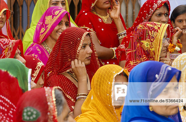 Gathering of Rhajasthani women wearing colourful saris  Udaipur  Rajasthan  India  Asia