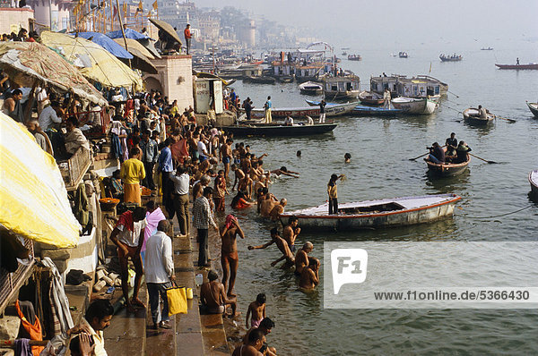 The ghats in Varanasi are busy with pilgrims every morning  Varanasi  Uttar Pradesh  India  Asia