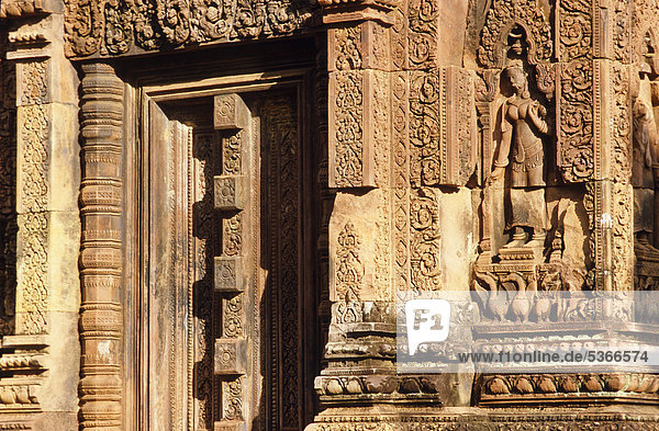 Banteay Srei Tempel mit schönen Verzierungen  Steinerne Figuren Siem Reap  Kambodscha  Südostasien