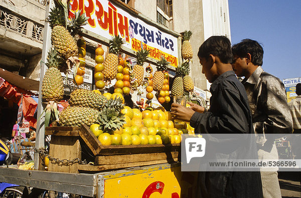 Verkaufsstand für Fruchtsaft  Neu-Delhi  Indien  Asien