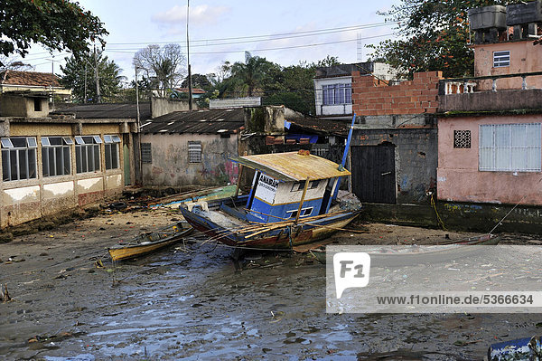 Verrottendes Boot im Fischerhafen im Fischerhafen von Guaratiba