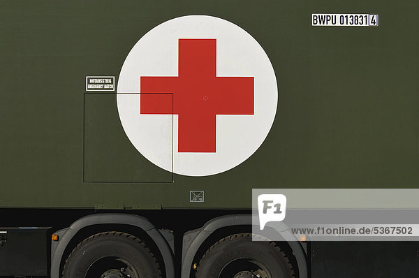 Sanitätswagen der Bundeswehr mit dem Sanitätszeichen rotes Kreuz auf weißem Grund  ÖffentlicherGrund