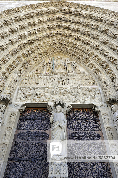 Gotischer Figurenschmuck über Hauptportal  Westfassade  Kathedrale Notre-Dame de Paris  Ile de la CitÈ  Paris  Frankreich  Europa  ÖffentlicherGrund