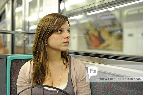 Junge Frau in Metro  Metrostation  Werbung  Paris  Frankreich  Europa