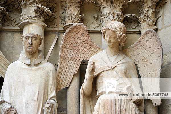 Figur Freundlicher Engel  Westfassade  Kathedrale Notre-Dame  UNESCO-Weltkulturerbe  Reims  Champagne  Frankreich  Europa  ÖffentlicherGrund