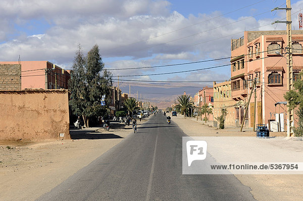 Town along the Road of the Kasbahs  Atlas Mountains  southern Morocco  Morocco  Maghreb  North Africa  Africa
