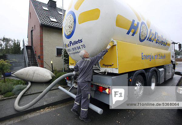 Tankwagen bei Anlieferung von Holzpellets bei einem Privathaus  Erkelenz  Nordrhein-Westfalen  Deutschland  Europa