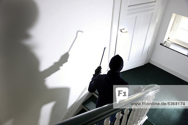 Einbruch  Wohnungseinbruch  Einbrecher tagsüber im Treppenhaus eines Mehrfamilienhauses