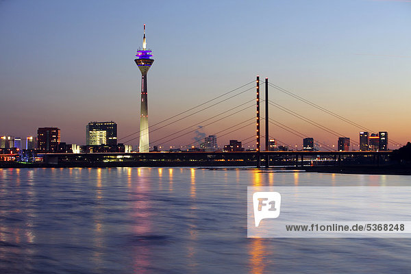 Abendliche Kulisse am Rhein  mit Rheinturm  Rheinkniebrücke  Düsseldorf  Rheinland  Nordrhein-Westfalen  Deutschland  Europa