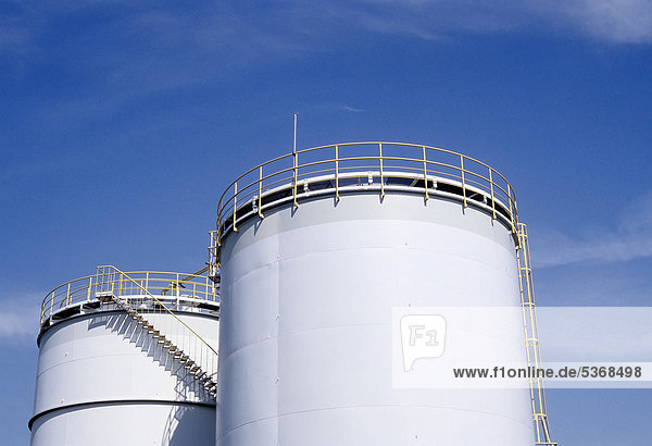 Zwei Salzsaurebehalter Tanks Chempark Krefeld Uerdingen Bayer Ag Nordrhein Westfalen Deutschland Europa