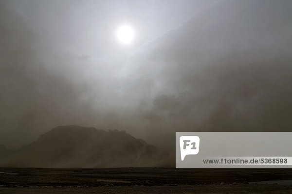 Sonne scheint diffus durch vom Wind aufgewirbelte Asche  welche während der Vulkanausbrüche der vergangenen Jahre in der Gegend niederging  _Ûrsmörk  Island  Europa