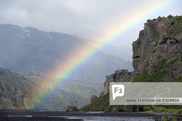 Regenbogen über dem Fluss Kross· in der _Ûrsmörk  Island  Europa