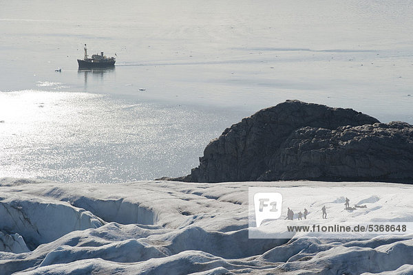 Gletscherwanderer und Ausflugsschiff am Nordenskiölfbreen  Billefjord  Spitzbergen  Norwegen  Skandinavien  Europa