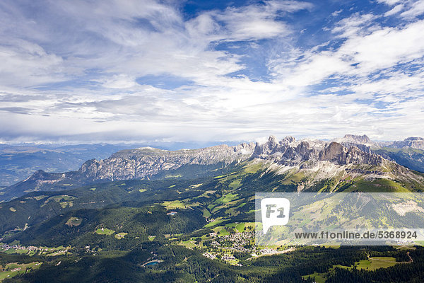 Aussicht bei der Latemarüberschreitung  auf dem Diamantiniturm  hinten die Rosengartengruppe  Dolomiten  Südtirol  Italien  Europa