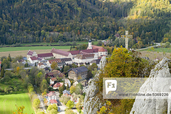 Blick auf Petersfels und Kloster Beuron  oberes Donautal  Landkreis Sigmaringen  Baden-Württemberg  Deutschland  Europa