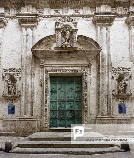 Portal der Kathedrale von Monopoli  Apulien  Süditalien  Italien  Europa