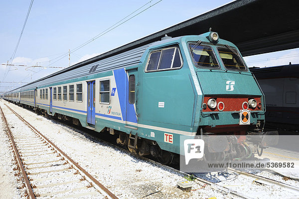 Zug der italienischen Eisenbahn  Trenitalia  Italien  Europa